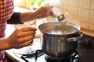 Τελικά πρέπει να προσθέτουμε αλάτι πριν ή αφού βράσει το νερό;