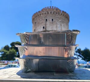 Δεκαπενταύγουστος: Σεφ της αλληλεγγύης στην άδεια Θεσσαλονίκη – Δωρεάν φαγητό, βιβλία και σχολικά είδη