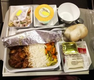 Επιβάτης της United Airlines κινδύνευσε να χάσει τη ζωή του από μεταλλικό σύρμα στο γεύμα που του σφηνώθηκε στο λαιμό