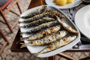 Πουλούσε κατεψυγμένες σαρδέλες ως φρέσκιες – Πρόστιμο 3.500€ σε εστιατόριο για παραπλάνηση καταναλωτών