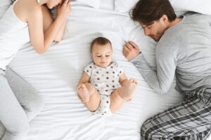 Κοιμάστε μαζί με το παιδί σας; Τι έδειξε μελέτη 11 ετών σε 17.000 παιδιά