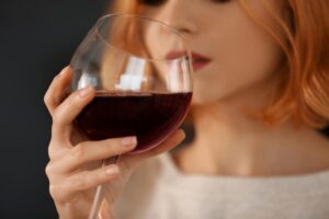 Γυναίκες, αλκοόλ και θερμίδες: Νέα μελέτη αποδεικνύει την άμεση σχέση που επηρεάζει την ποσότητα κατανάλωσης