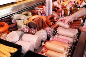 Οι νεκροί από τα μολυσμένα αλλαντικά έφτασαν τους εννέα – 57 καταναλωτές στο νοσοκομείο – ανακλήθηκαν πάνω από 3 τόνοι προϊόντων
