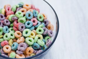 Kellogg’s: Τέλος στις τεχνητές χρωστικές στα δημητριακά έως το 2027