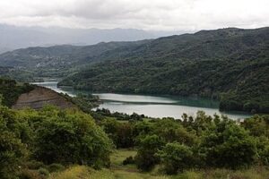 Η ξηρασία αποκάλυψε βυθισμένο οικισμό στην τεχνητή λίμνη του Πουρναρίου στην Άρτα