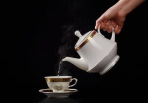Τι σημαίνει όταν το τσάι έχει φυσαλίδες ή χύνεται –  Οι παράξενες προλήψεις και δεισιδαιμονίες του τσαγιού