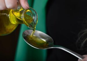 Ελαιόλαδο: 4+1 τρόποι τρόποι χρήσης εκτός από το φαγητό