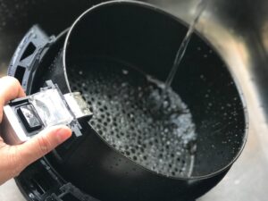 Φριτέζα αέρα: Πως να καθαρίσετε (εύκολα) τους επίμονους λιπαρούς λεκέδες