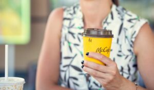 Τα σοβαρά εγκαύματα από καφέ σε McDonald’s και Starbuck’s καταδεικνύουν τη σημασία των προειδοποιητικών ετικετών