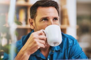Η νέα τάση απώλειας βάρους με καφέ και οι πιθανοί κίνδυνοι