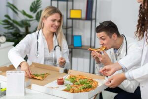 Σχεδόν το 70% των πανεπιστημιακών νοσοκομείων στις ΗΠΑ φιλοξενούν ένα εστιατόριο fast-food!
