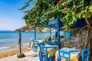 H Βρετανική Mirror διαφημίζει ελληνικό νησί με δωμάτια κάτω των 30€