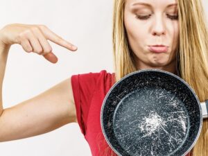 Γρατζουνισμένο αντικολλητικό τηγάνι: Είναι ασφαλές για χρήση ή μήπως επικίνδυνο;