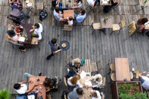 Παράνομα τραπεζοκαθίσματα: Αύξηση των ελέγχων του δήμου Αθηναίων 