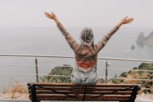 Γιατί μερικοί άνθρωποι λατρεύουν το Φθινόπωρο – Η ψυχολογία πίσω από την “φθινοπωρινή εμμονή”