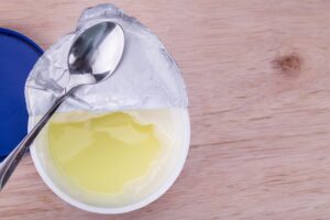 Πρέπει να πετάμε το υγρό που υπάρχει στην επιφάνεια του συσκευασμένου γιαουρτιού;