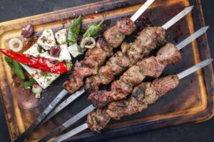 Σουβλάκια: Πόσο επιβλαβής είναι η κατανάλωση καμένου κρέατος και τι μπορείτε να κάνετε για να μειώσετε τον κίνδυνο