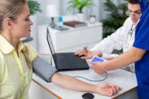 Αυτή είναι σωστή θέση του χεριού κατά τη μέτρηση της πίεσης για να μην έχουμε εσφαλμένες ενδείξεις
