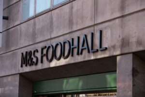 Σούπα με μεταλλικά κομμάτια στα ράφια των Marks and Spencer