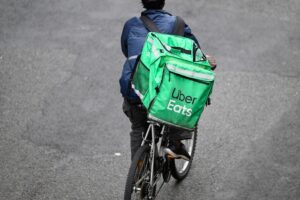 Οδηγός Uber Eats τσιμπολόγησε παραγγελία και έφτυσε στο πρόσωπο την πελάτισσα που την έπιασε στα πράσα!