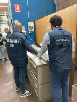 Αποκαλύφθηκε απάτη “μαμούθ” με κρασιά στην Ιταλία που διανεμήθηκαν παγκοσμίως – 6 συλλήψεις
