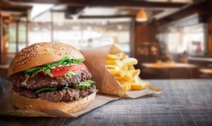 Ποια γνωστή αλυσίδα fast food βάζει λουκέτο σε 150 καταστήματα λόγω περικοπών;
