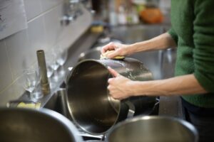 Σε ποια ευρωπαϊκή χώρα κουζίνες εστιατορίων δεν έχουν ζεστό νερό και σαπούνι!