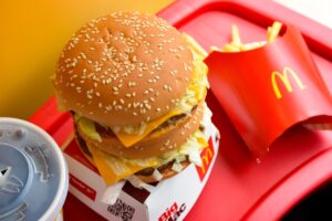 Θάνατος από γεύμα McDonald’s: Αιτία τα κρεμμύδια στο burger – Αυξάνονται οι δηλητηριάσεις και οι νοσηλείες