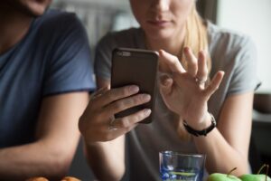 Πώς να εντοπίζετε την παραπληροφόρηση σε ειδήσεις που αφορούν τα τρόφιμα