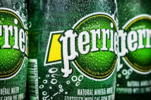 Η αναστολή της παραγωγής του Perrier λόγω  περιττωμάτων στις πηγές και οι προκλήσεις της σύγχρονης βιομηχανίας τροφίμων και ποτών