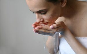 Πρέπει να πλένουμε το πρόσωπό μας με εμφιαλωμένο νερό;