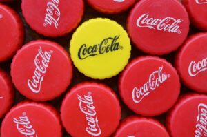 Γιατί μερικά μπουκάλια Coca Cola έχουν κίτρινο καπάκι;