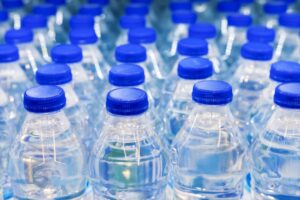 Εμφιαλωμένα νερά: Νέα μελέτη βρήκε χημικά  PFAS στο 99% των δειγμάτων – Τι μπορούν να κάνουν οι καταναλωτές