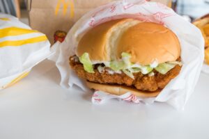Αποκαλύφθηκε η συνταγή των Burger McDonald’s (βίντεο)