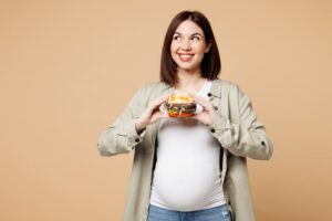 Burger και πατάτες θέλουν να φάνε οι λεχώνες αμέσως μετά των τοκετό σύμφωνα με έρευνα