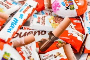 Νέος πονοκέφαλος για τη Ferrero μετά τις εκατοντάδες τροφικές δηλητηριάσεις παιδιών από τα Kinder
