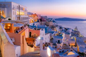 Πρόστιμο €5.500 σε εστιατόριο της Σαντορίνης – Πουλούσε ως ΠΟΠ απλό κρασί