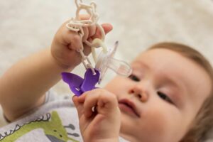 Επείγουσα ανάκληση σε κορδόνια πιπίλας: Πάνω από ένα στα δύο είναι ακατάλληλα και μπορούν να προκαλέσουν πνιγμό και ασφυξία