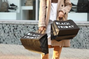 Black Friday: Έρχονται τσουχτερά πρόστιμα έως 1,5 εκατ. ευρώ σε 14 μεγάλες αλυσίδες για παραπλανητικές εκπτώσεις