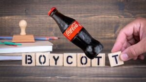 Το μποϊκοτάζ στην Coca-Cola σε Τουρκία και Πακιστάν που προκάλεσε «βουτιά» σε πωλήσεις και μετοχή