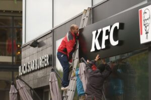 Τι μπορεί να κάνει ένα μποϊκοτάζ – Η KFC κλείνει δεκάδες καταστήματα και απολύει χιλιάδες εργαζόμενους