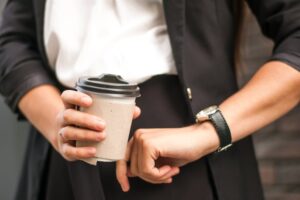 Μέχρι τι ώρα μπορώ να πιω καφέ για να μην επηραστεί ο ύπνος μου;