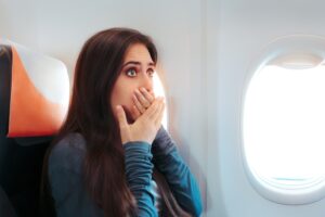 Πανικός στον αέρα – 34 μαθητές, σε δύο πτήσεις με έντονα συμπτώματα τροφικής δηλητηρίασης