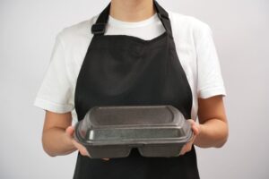 Βρήκαν τρόπο να ανακυκλώνουν τα μαύρα πλαστικά από συσκευασίες τροφίμων