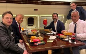 Πώς το κατάφεραν αυτό τα McDonald’s; Η ομάδα του νέου πλανητάρχη διαφημίζει την αλυσίδα μέσα από το Trump Force One