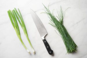 Φρέσκο κρεμμύδι ή σχοινόπρασο; – Ποιες είναι οι διαφορές τους