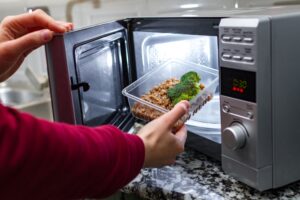 Γιατί δε πρέπει ΠΟΤΕ να βάζετε πλαστικά δοχεία στο φούρνο μικροκυμάτων – Ειδικός εξηγεί