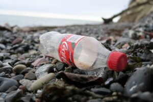 Μήνυση στην Pepsi και στην Coca-Cola για τα πλαστικά μπουκάλια