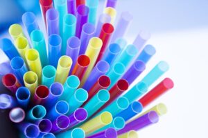 Η WWF Ελλάς “καρφώνει” τις επιχειρήσεις μία προς μία, που εξακολουθούν να παράγουν και να χρησιμοποιούν πλαστικά μιας χρήσης