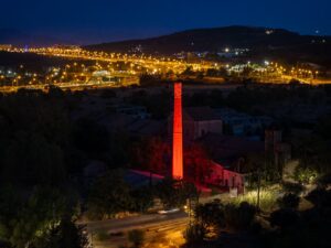Φωτίστηκε η καμινάδα του ιστορικού οινοποιείου Καμπά – Προχωρά η επένδυση του Cambas Project